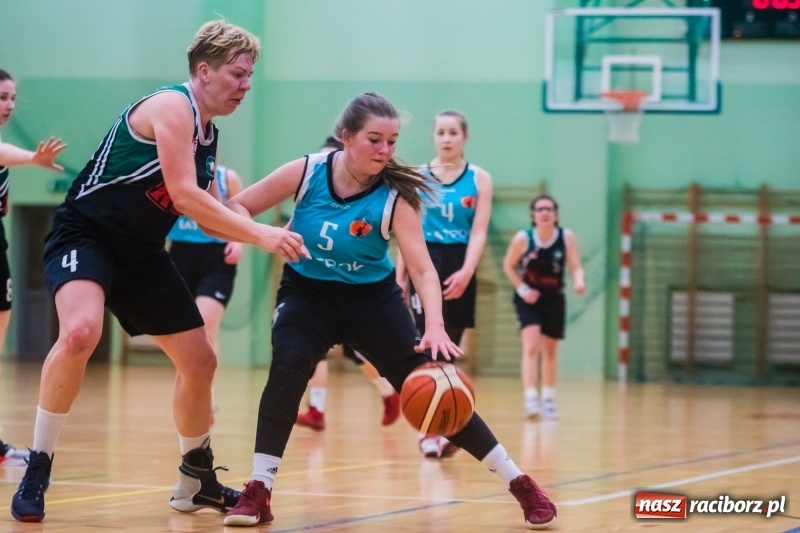 Zdjęcie w galerii na portalu naszraciborz.pl: Do czternastu razy sztuka. Koszykarki RKK AZS Racibórz z pierwszą wygraną w sezonie wiadomości z regionu