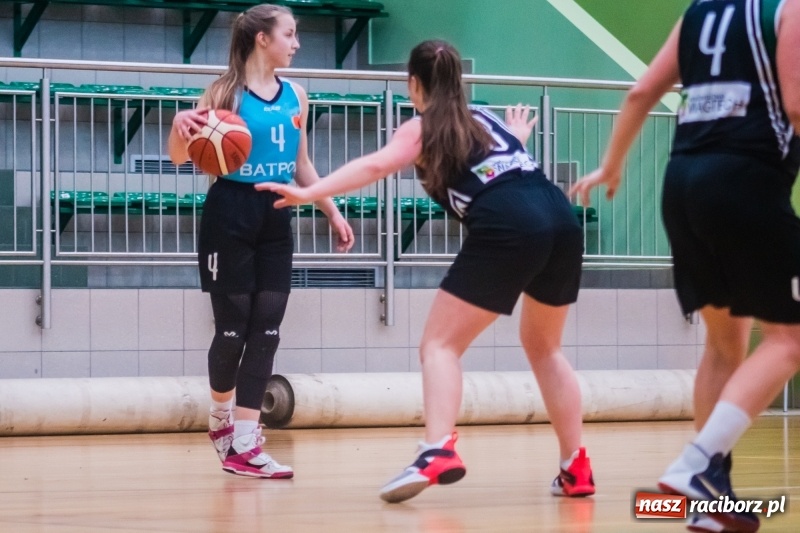 Zdjęcie w galerii na portalu naszraciborz.pl: Do czternastu razy sztuka. Koszykarki RKK AZS Racibórz z pierwszą wygraną w sezonie wiadomości z regionu