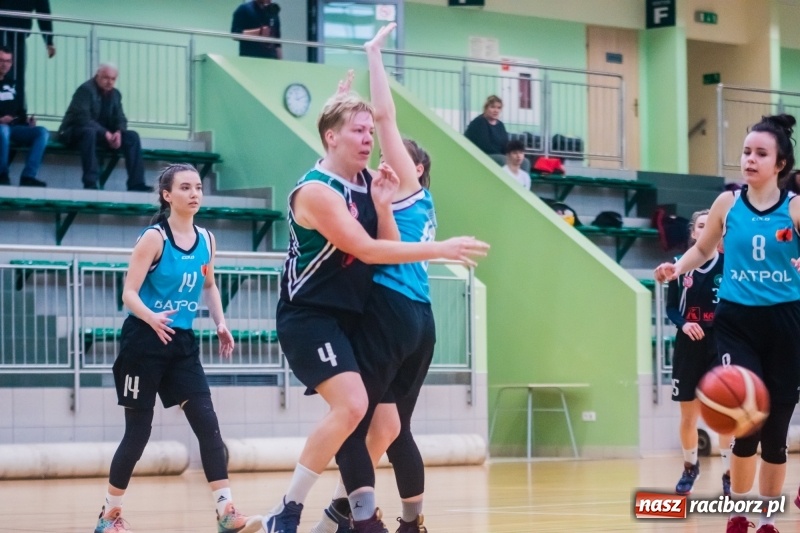 Zdjęcie w galerii na portalu naszraciborz.pl: Do czternastu razy sztuka. Koszykarki RKK AZS Racibórz z pierwszą wygraną w sezonie wiadomości z regionu