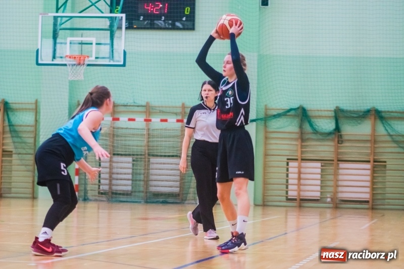 Zdjęcie w galerii na portalu naszraciborz.pl: Do czternastu razy sztuka. Koszykarki RKK AZS Racibórz z pierwszą wygraną w sezonie wiadomości z regionu