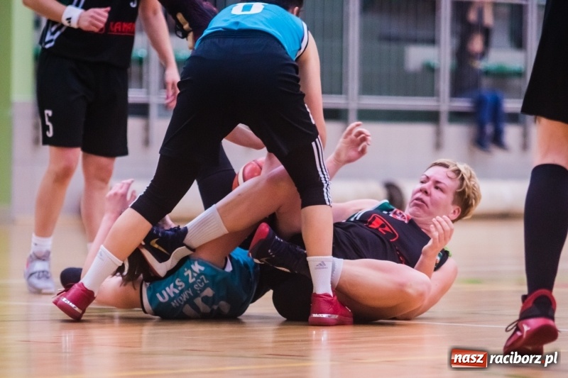 Zdjęcie w galerii na portalu naszraciborz.pl: Do czternastu razy sztuka. Koszykarki RKK AZS Racibórz z pierwszą wygraną w sezonie wiadomości z regionu