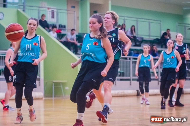Zdjęcie w galerii na portalu naszraciborz.pl: Do czternastu razy sztuka. Koszykarki RKK AZS Racibórz z pierwszą wygraną w sezonie wiadomości z regionu