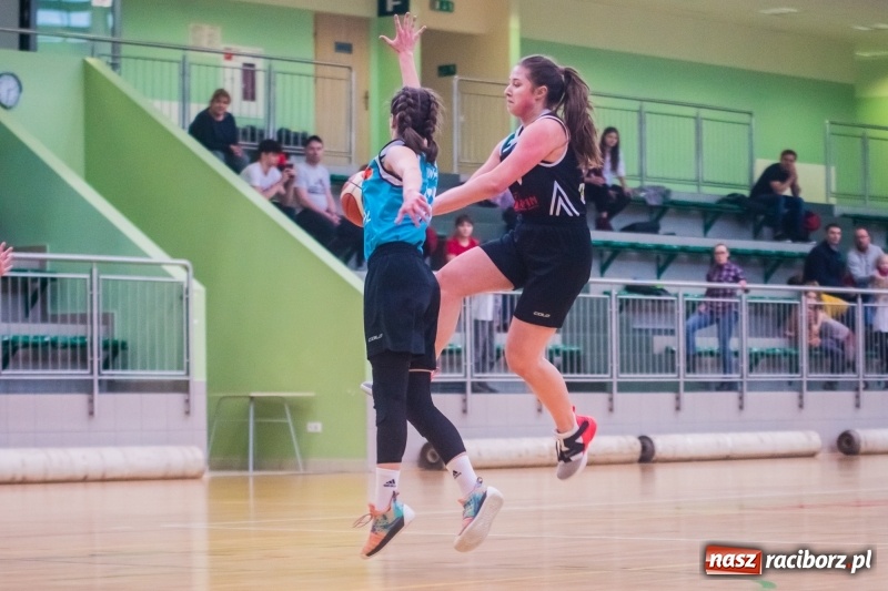 Zdjęcie w galerii na portalu naszraciborz.pl: Do czternastu razy sztuka. Koszykarki RKK AZS Racibórz z pierwszą wygraną w sezonie wiadomości z regionu