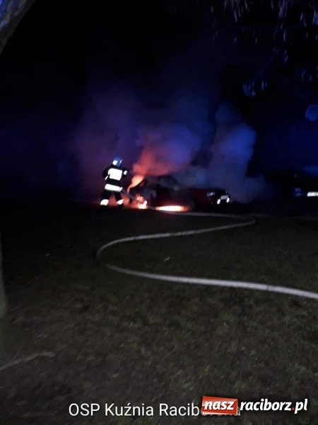 Zdjęcie w galerii na portalu naszraciborz.pl: Niespokojna noc strażaków. Spalone auto i pożar domu wiadomości z regionu