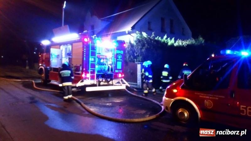 Zdjęcie w galerii na portalu naszraciborz.pl: Niespokojna noc strażaków. Spalone auto i pożar domu wiadomości z regionu
