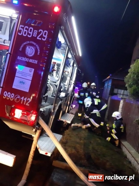 Zdjęcie w galerii na portalu naszraciborz.pl: Niespokojna noc strażaków. Spalone auto i pożar domu wiadomości z regionu