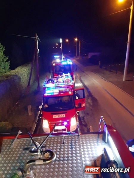 Zdjęcie w galerii na portalu naszraciborz.pl: Niespokojna noc strażaków. Spalone auto i pożar domu wiadomości z regionu