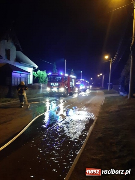 Zdjęcie w galerii na portalu naszraciborz.pl: Niespokojna noc strażaków. Spalone auto i pożar domu wiadomości z regionu