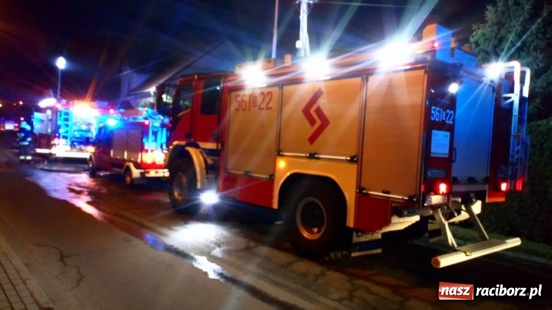 Zdjęcie w galerii na portalu naszraciborz.pl: Niespokojna noc strażaków. Spalone auto i pożar domu wiadomości z regionu