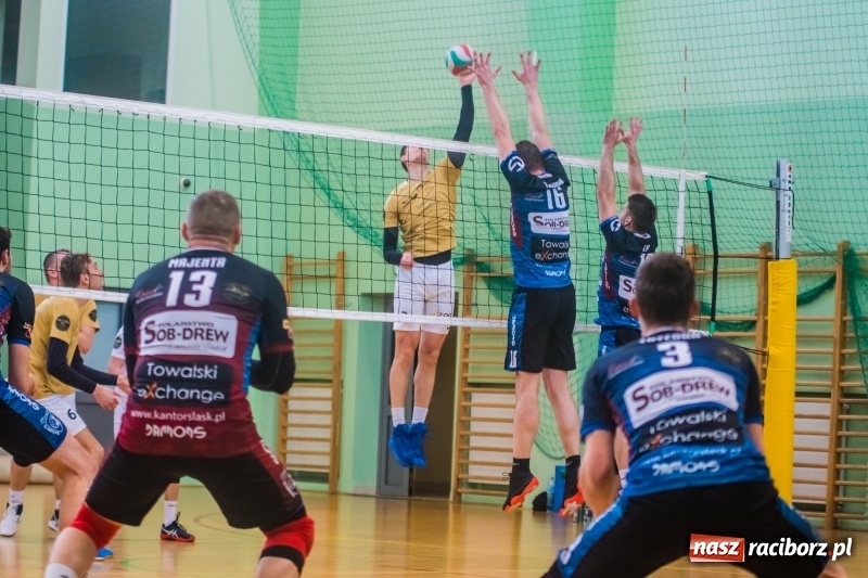 Zdjęcie w galerii na portalu naszraciborz.pl: Niedzielne emocje w Raciborskiej Lidze Piłki Siatkowej wiadomości z regionu