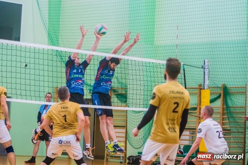 Zdjęcie w galerii na portalu naszraciborz.pl: Niedzielne emocje w Raciborskiej Lidze Piłki Siatkowej wiadomości z regionu