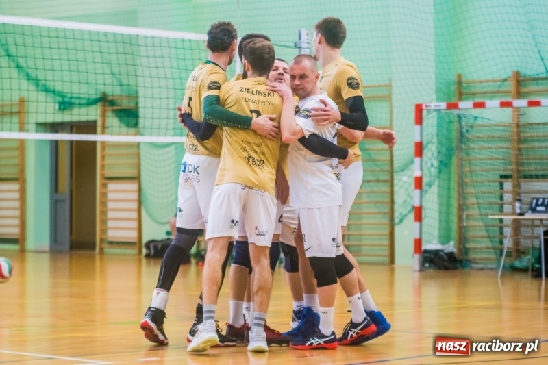 Zdjęcie w galerii na portalu naszraciborz.pl: Niedzielne emocje w Raciborskiej Lidze Piłki Siatkowej wiadomości z regionu