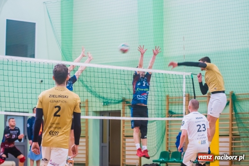 Zdjęcie w galerii na portalu naszraciborz.pl: Niedzielne emocje w Raciborskiej Lidze Piłki Siatkowej wiadomości z regionu
