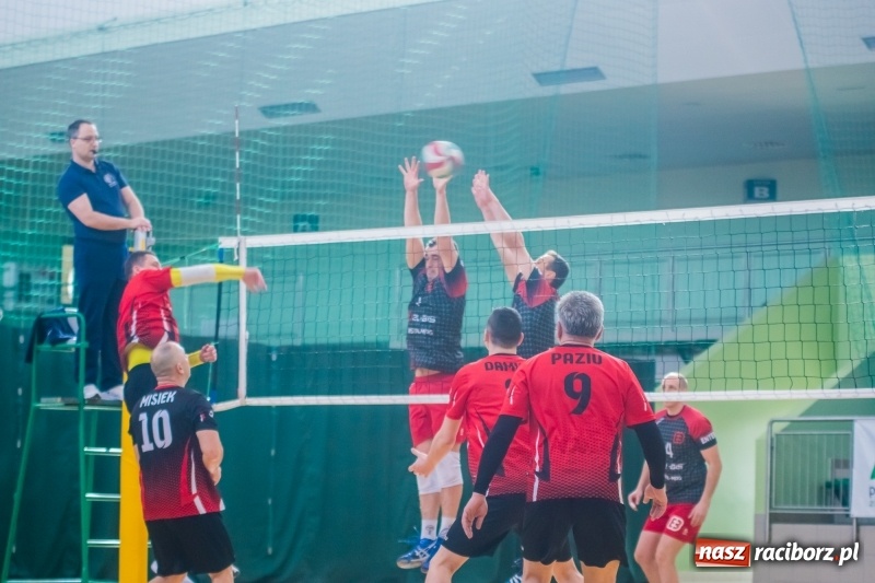 Zdjęcie w galerii na portalu naszraciborz.pl: Niedzielne emocje w Raciborskiej Lidze Piłki Siatkowej wiadomości z regionu