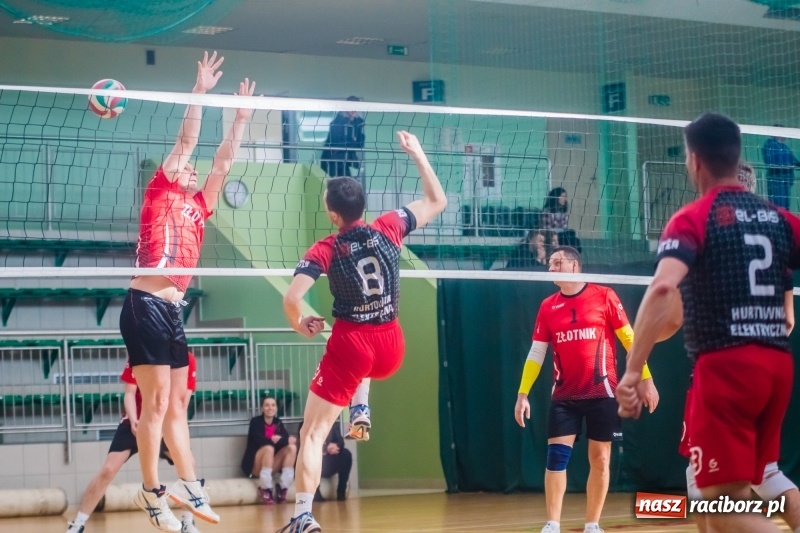 Zdjęcie w galerii na portalu naszraciborz.pl: Niedzielne emocje w Raciborskiej Lidze Piłki Siatkowej wiadomości z regionu