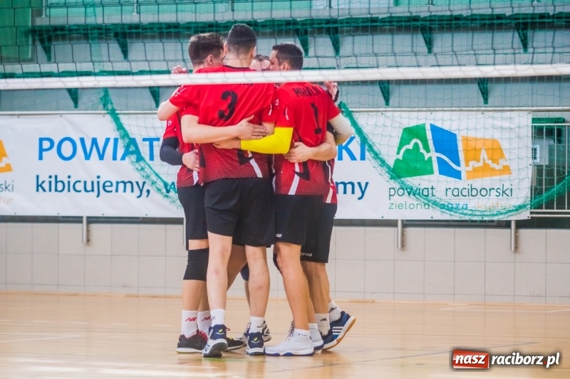 Zdjęcie w galerii na portalu naszraciborz.pl: Niedzielne emocje w Raciborskiej Lidze Piłki Siatkowej wiadomości z regionu