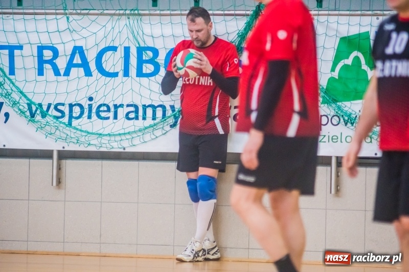 Zdjęcie w galerii na portalu naszraciborz.pl: Niedzielne emocje w Raciborskiej Lidze Piłki Siatkowej wiadomości z regionu