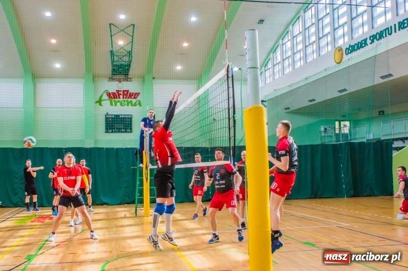 Zdjęcie w galerii na portalu naszraciborz.pl: Niedzielne emocje w Raciborskiej Lidze Piłki Siatkowej wiadomości z regionu