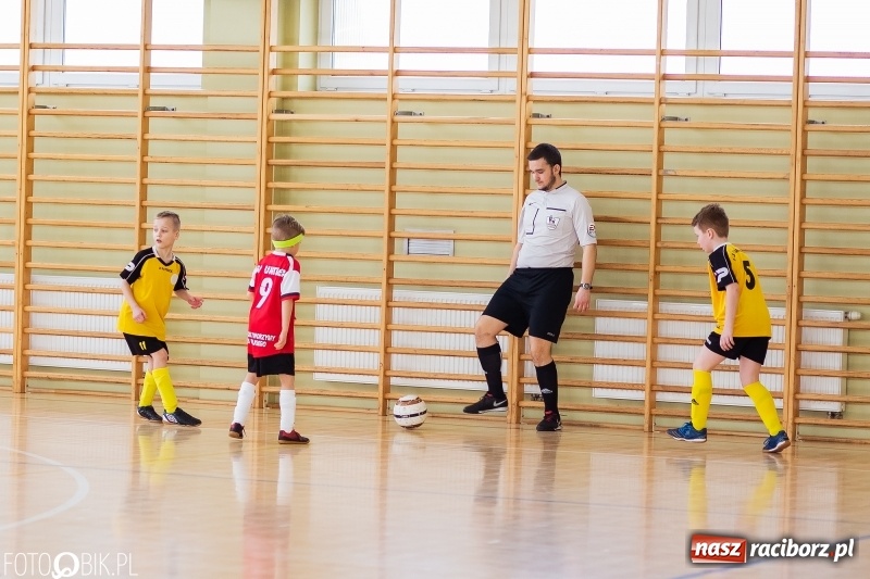 Zdjęcie w galerii na portalu naszraciborz.pl: Rywalizacja żaków w Pietrowicach Wielkich, czyli XVI Zimowa Liga Halowa im. Zbigniewa Oszka wiadomości z regionu