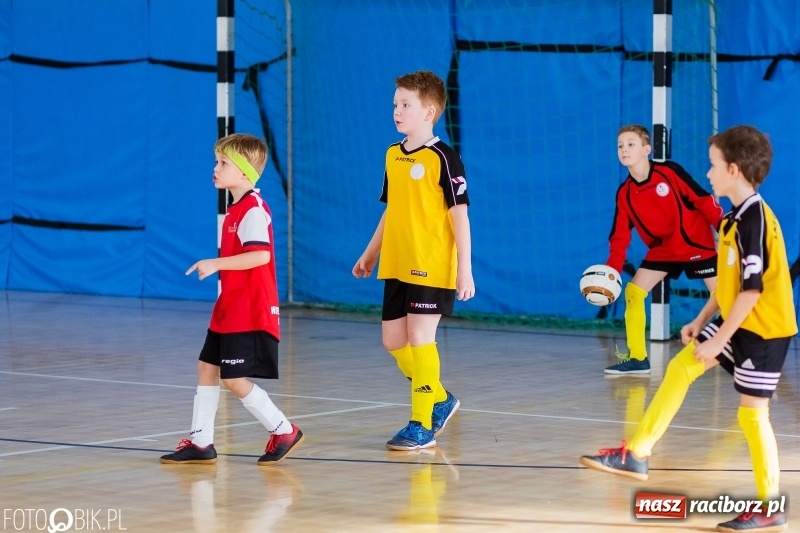 Zdjęcie w galerii na portalu naszraciborz.pl: Rywalizacja żaków w Pietrowicach Wielkich, czyli XVI Zimowa Liga Halowa im. Zbigniewa Oszka wiadomości z regionu