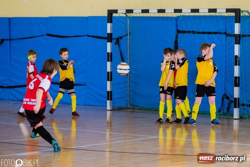Zdjęcie w galerii na portalu naszraciborz.pl: Rywalizacja żaków w Pietrowicach Wielkich, czyli XVI Zimowa Liga Halowa im. Zbigniewa Oszka wiadomości z regionu