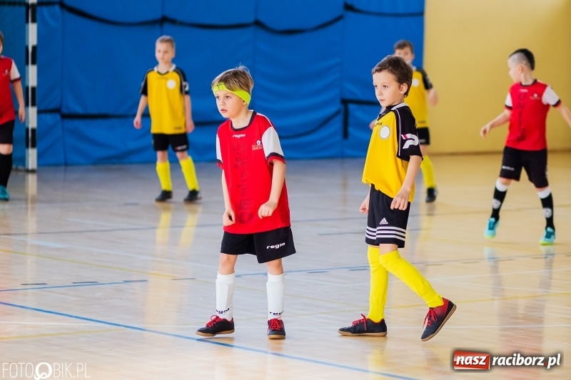 Zdjęcie w galerii na portalu naszraciborz.pl: Rywalizacja żaków w Pietrowicach Wielkich, czyli XVI Zimowa Liga Halowa im. Zbigniewa Oszka wiadomości z regionu