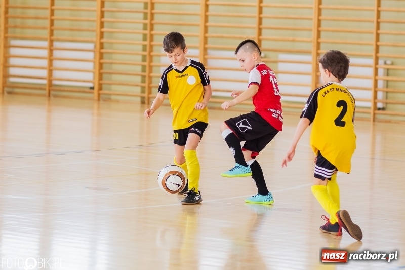 Zdjęcie w galerii na portalu naszraciborz.pl: Rywalizacja żaków w Pietrowicach Wielkich, czyli XVI Zimowa Liga Halowa im. Zbigniewa Oszka wiadomości z regionu