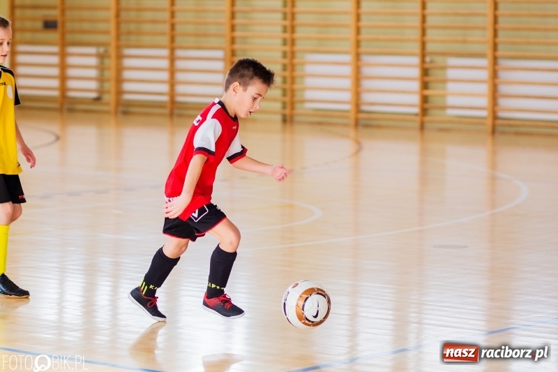 Zdjęcie w galerii na portalu naszraciborz.pl: Rywalizacja żaków w Pietrowicach Wielkich, czyli XVI Zimowa Liga Halowa im. Zbigniewa Oszka wiadomości z regionu