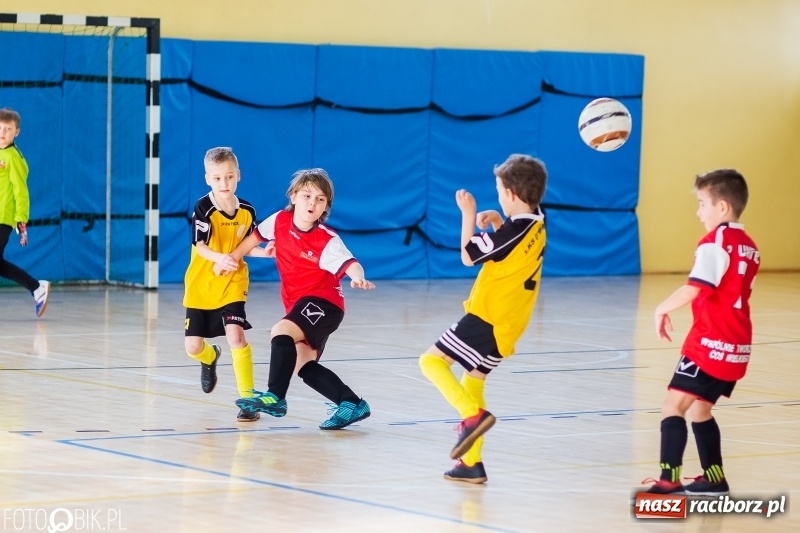 Zdjęcie w galerii na portalu naszraciborz.pl: Rywalizacja żaków w Pietrowicach Wielkich, czyli XVI Zimowa Liga Halowa im. Zbigniewa Oszka wiadomości z regionu