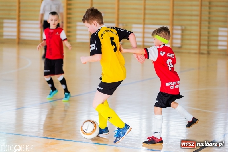 Zdjęcie w galerii na portalu naszraciborz.pl: Rywalizacja żaków w Pietrowicach Wielkich, czyli XVI Zimowa Liga Halowa im. Zbigniewa Oszka wiadomości z regionu