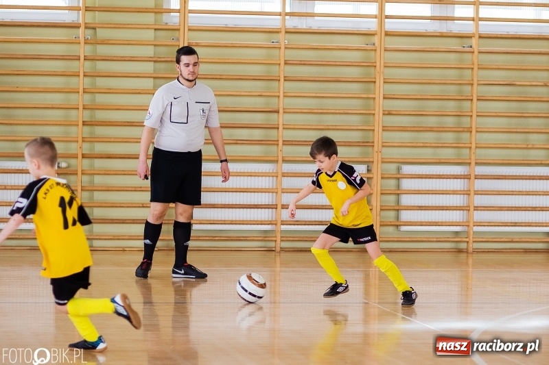 Zdjęcie w galerii na portalu naszraciborz.pl: Rywalizacja żaków w Pietrowicach Wielkich, czyli XVI Zimowa Liga Halowa im. Zbigniewa Oszka wiadomości z regionu