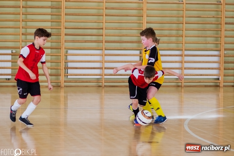 Zdjęcie w galerii na portalu naszraciborz.pl: Rywalizacja żaków w Pietrowicach Wielkich, czyli XVI Zimowa Liga Halowa im. Zbigniewa Oszka wiadomości z regionu