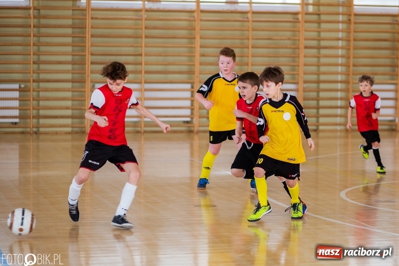 Zdjęcie w galerii na portalu naszraciborz.pl: Rywalizacja żaków w Pietrowicach Wielkich, czyli XVI Zimowa Liga Halowa im. Zbigniewa Oszka wiadomości z regionu
