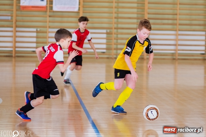 Zdjęcie w galerii na portalu naszraciborz.pl: Rywalizacja żaków w Pietrowicach Wielkich, czyli XVI Zimowa Liga Halowa im. Zbigniewa Oszka wiadomości z regionu