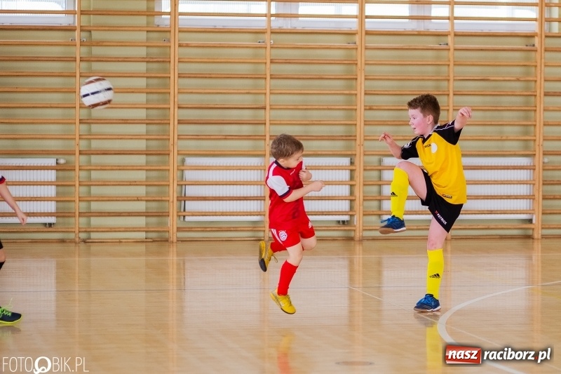 Zdjęcie w galerii na portalu naszraciborz.pl: Rywalizacja żaków w Pietrowicach Wielkich, czyli XVI Zimowa Liga Halowa im. Zbigniewa Oszka wiadomości z regionu