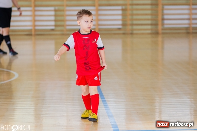 Zdjęcie w galerii na portalu naszraciborz.pl: Rywalizacja żaków w Pietrowicach Wielkich, czyli XVI Zimowa Liga Halowa im. Zbigniewa Oszka wiadomości z regionu