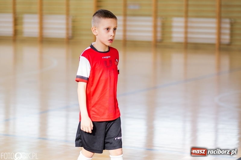 Zdjęcie w galerii na portalu naszraciborz.pl: Rywalizacja żaków w Pietrowicach Wielkich, czyli XVI Zimowa Liga Halowa im. Zbigniewa Oszka wiadomości z regionu