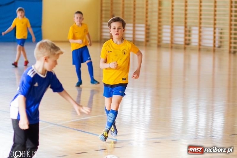 Zdjęcie w galerii na portalu naszraciborz.pl: Rywalizacja żaków w Pietrowicach Wielkich, czyli XVI Zimowa Liga Halowa im. Zbigniewa Oszka wiadomości z regionu