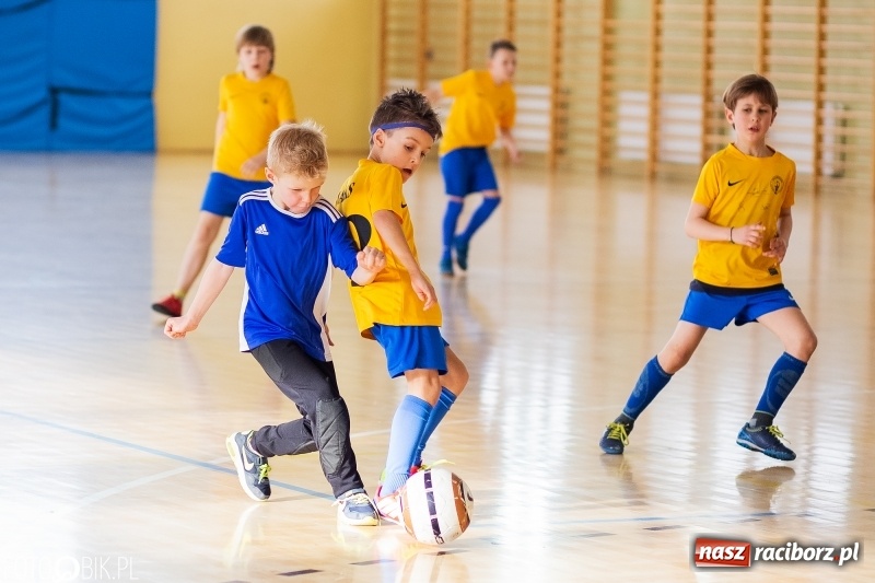 Zdjęcie w galerii na portalu naszraciborz.pl: Rywalizacja żaków w Pietrowicach Wielkich, czyli XVI Zimowa Liga Halowa im. Zbigniewa Oszka wiadomości z regionu