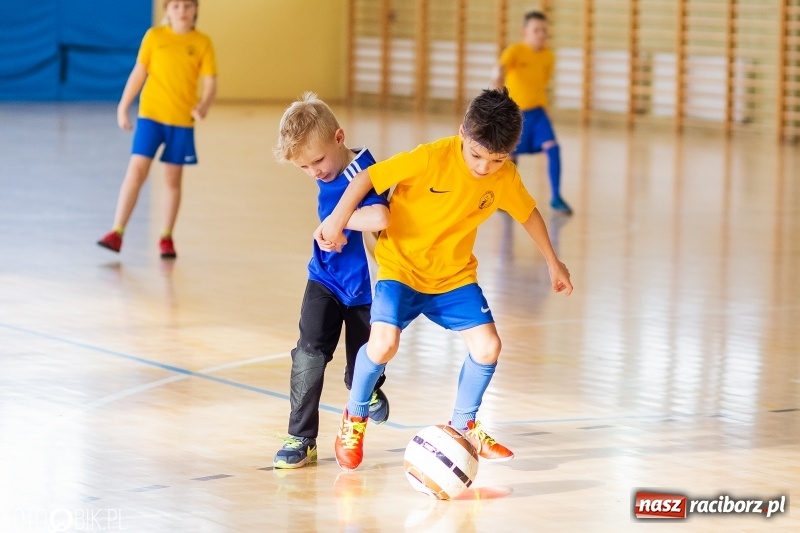 Zdjęcie w galerii na portalu naszraciborz.pl: Rywalizacja żaków w Pietrowicach Wielkich, czyli XVI Zimowa Liga Halowa im. Zbigniewa Oszka wiadomości z regionu