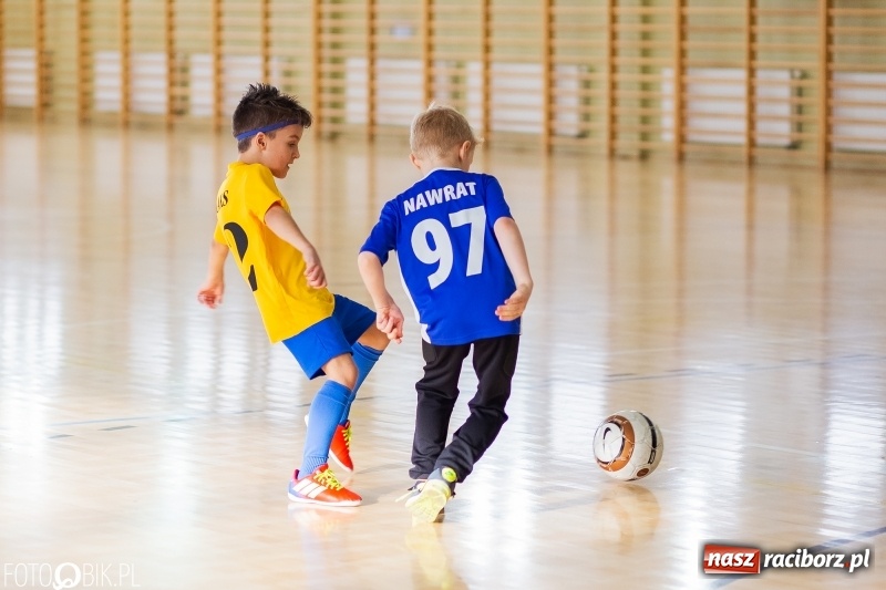 Zdjęcie w galerii na portalu naszraciborz.pl: Rywalizacja żaków w Pietrowicach Wielkich, czyli XVI Zimowa Liga Halowa im. Zbigniewa Oszka wiadomości z regionu
