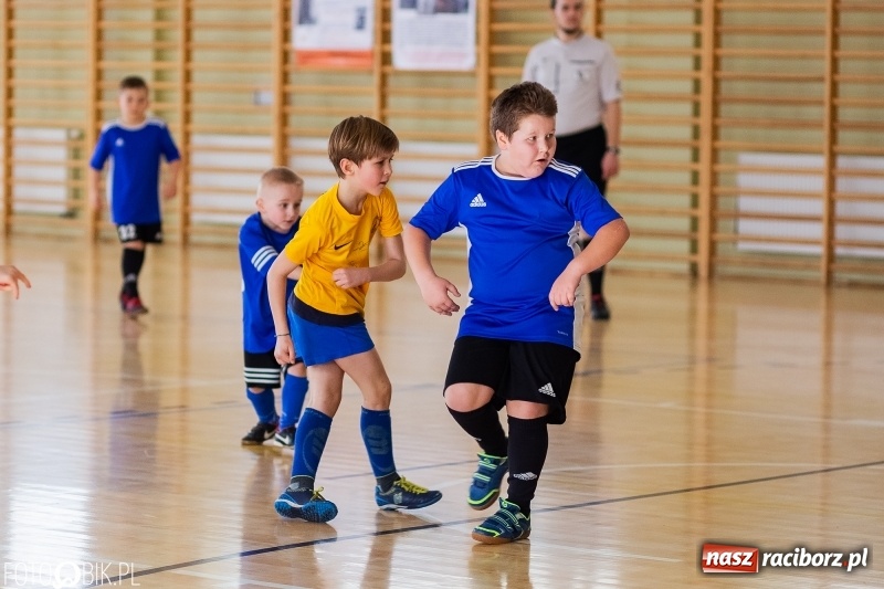 Zdjęcie w galerii na portalu naszraciborz.pl: Rywalizacja żaków w Pietrowicach Wielkich, czyli XVI Zimowa Liga Halowa im. Zbigniewa Oszka wiadomości z regionu