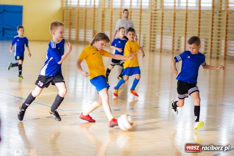 Zdjęcie w galerii na portalu naszraciborz.pl: Rywalizacja żaków w Pietrowicach Wielkich, czyli XVI Zimowa Liga Halowa im. Zbigniewa Oszka wiadomości z regionu