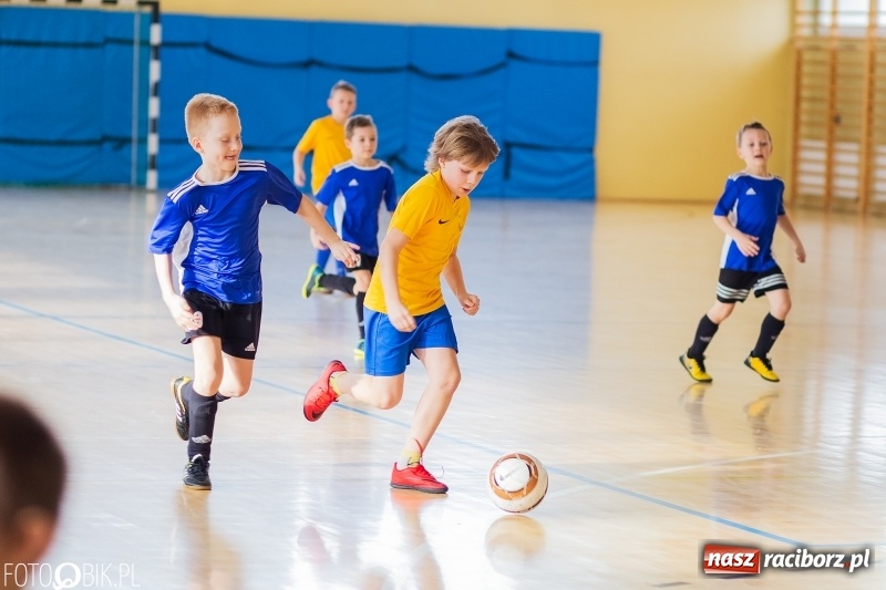 Zdjęcie w galerii na portalu naszraciborz.pl: Rywalizacja żaków w Pietrowicach Wielkich, czyli XVI Zimowa Liga Halowa im. Zbigniewa Oszka wiadomości z regionu