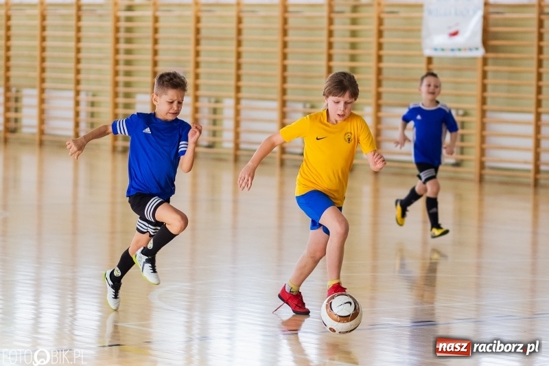 Zdjęcie w galerii na portalu naszraciborz.pl: Rywalizacja żaków w Pietrowicach Wielkich, czyli XVI Zimowa Liga Halowa im. Zbigniewa Oszka wiadomości z regionu
