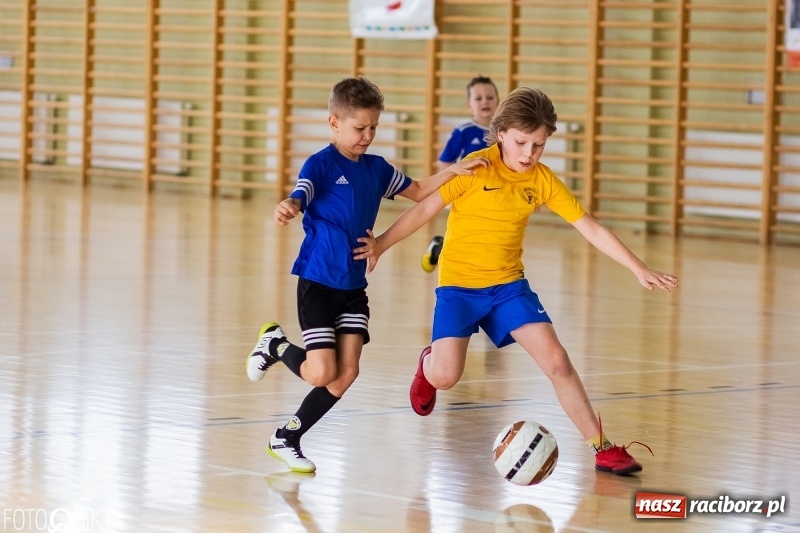 Zdjęcie w galerii na portalu naszraciborz.pl: Rywalizacja żaków w Pietrowicach Wielkich, czyli XVI Zimowa Liga Halowa im. Zbigniewa Oszka wiadomości z regionu