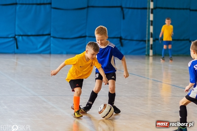 Zdjęcie w galerii na portalu naszraciborz.pl: Rywalizacja żaków w Pietrowicach Wielkich, czyli XVI Zimowa Liga Halowa im. Zbigniewa Oszka wiadomości z regionu