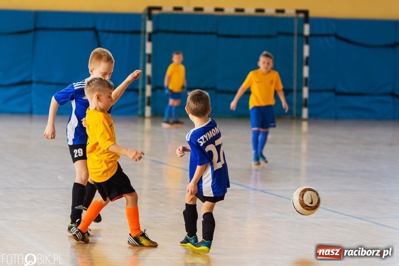 Zdjęcie w galerii na portalu naszraciborz.pl: Rywalizacja żaków w Pietrowicach Wielkich, czyli XVI Zimowa Liga Halowa im. Zbigniewa Oszka wiadomości z regionu