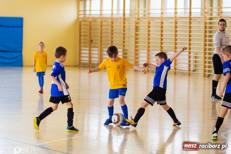 Zdjęcie w galerii na portalu naszraciborz.pl: Rywalizacja żaków w Pietrowicach Wielkich, czyli XVI Zimowa Liga Halowa im. Zbigniewa Oszka wiadomości z regionu