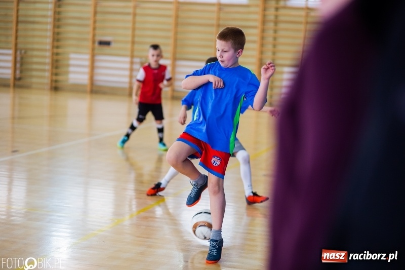 Zdjęcie w galerii na portalu naszraciborz.pl: Rywalizacja żaków w Pietrowicach Wielkich, czyli XVI Zimowa Liga Halowa im. Zbigniewa Oszka wiadomości z regionu